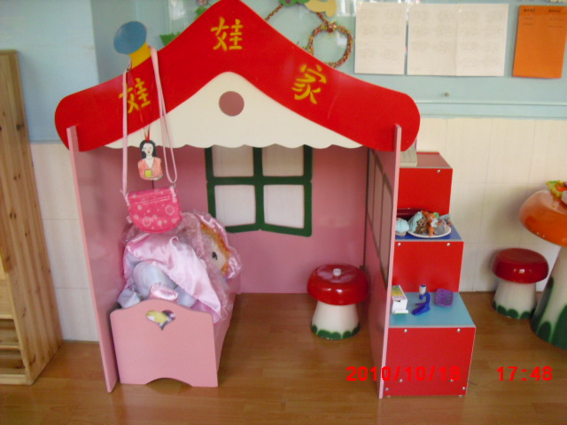 目前有2所幼儿园,需要对幼儿园内的走廊与休息台进行区域活动的设计规划,如把商业一条街引入长廊,比如设计出景区,街道,交通系统,店铺,工坊,蛋糕店等不同的互动游戏环境,2所幼儿园的整体设计费用是5000元。其他幼儿园形象墙设计费2块1000元,楼道文化设计费2套600元,班牌2套200元、教师形象墙设计费2套400元,家园互动栏设计费2块200元。有实际相关工作的单位或个人请速联系,需提交最少一套相关实际案例,无实际案例请止步!!谢谢! 工期:再议 具体投标联系。