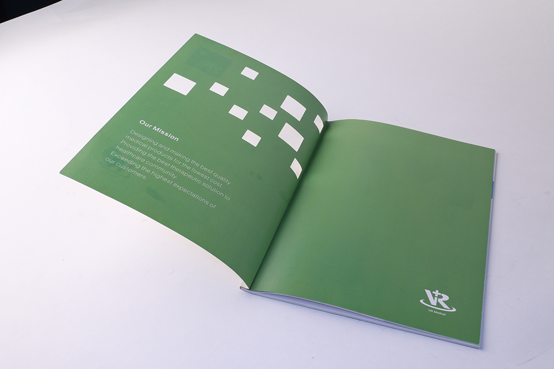 封面250g哑粉纸,局部uv,镂空,内页157g哑粉纸