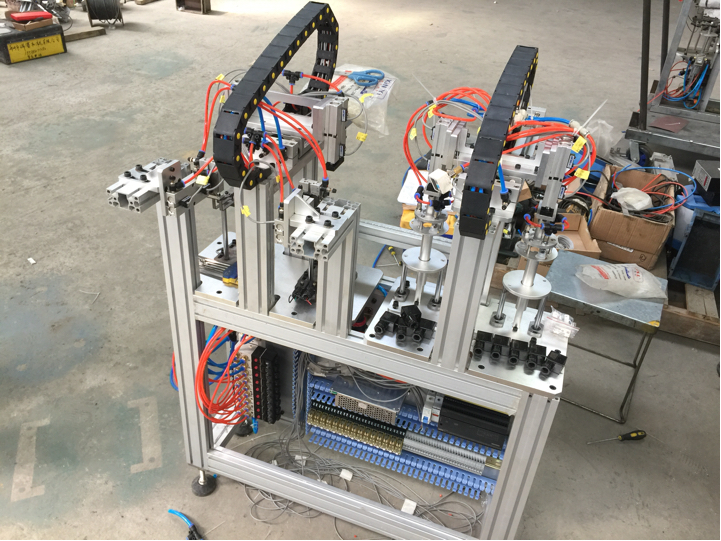 双工位自动放商标孔环