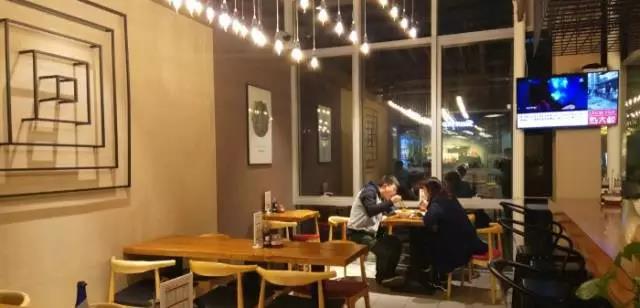 热干面店VI设计后气质真的差好多啊,一个天上地下