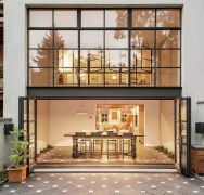 宽敞的门头+上下两层玻璃构造的门窗的门面设计欣赏