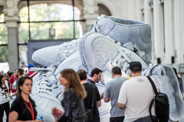 潮鞋篮球大冲撞:Nike SNEAKERBALL概念雕塑 潮鞋篮球大冲撞:Nike SNEAKERBALL概念雕塑