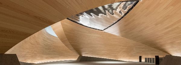 英格兰银行和圣保罗大教堂之间的城市街区欣赏
