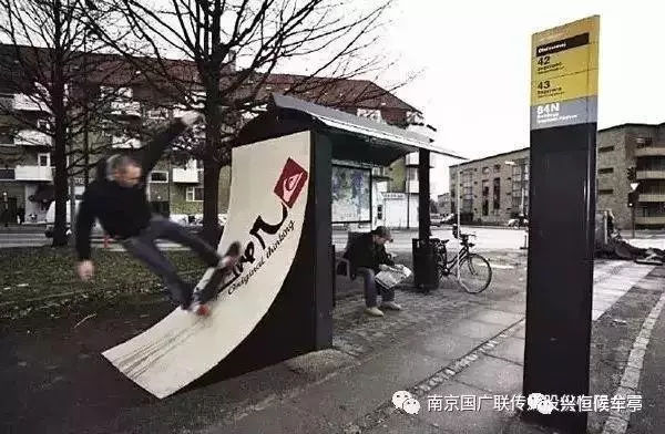 遇到这样有创意的候车亭广告，我觉得我能待上一整天！