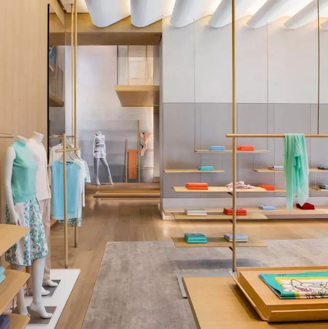 商店设计 | 简约不冷淡，空间设计与服饰的完美搭配