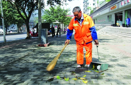 一组非常写实的环卫工人工作图片