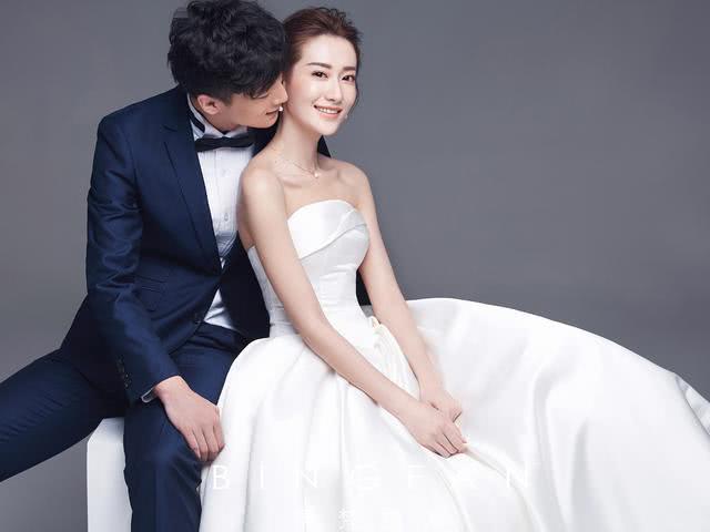 简约经典的婚纱照模板免费下载，这样拍婚纱照超美