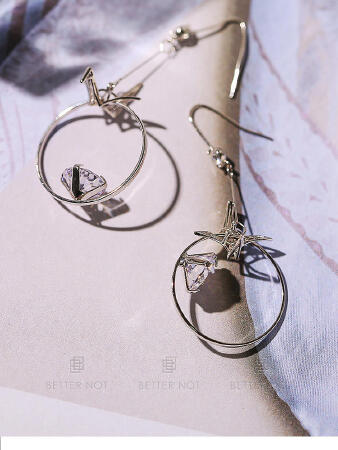 手工打造镂空折叠纸鹤造型