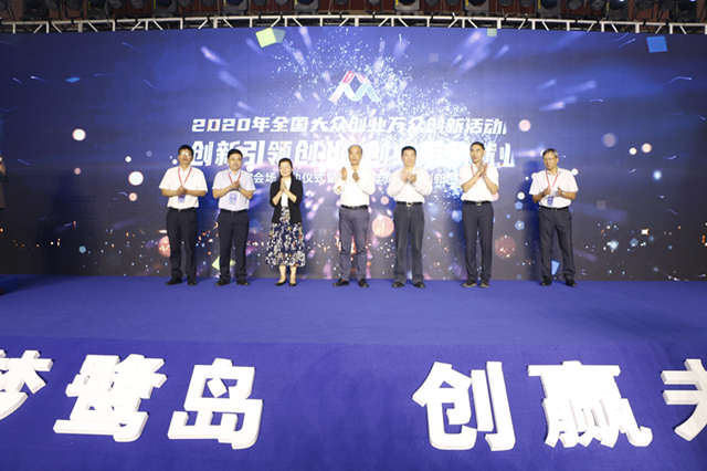 一品威客首次協辦這個活動,與總理共同見證云啟動