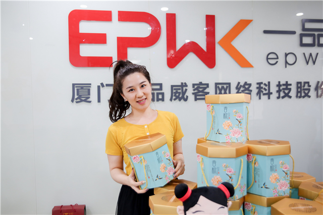 说好的发福利,却被颜值抢了镜