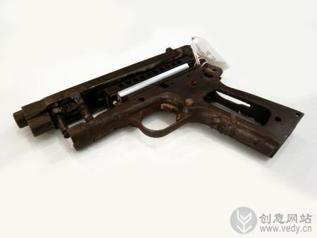用枪械拼装制作的乐器创意艺术品