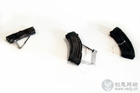 用枪械拼装制作的乐器创意艺术品