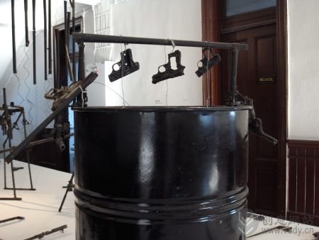 用枪械拼装制作的乐器创意艺术品