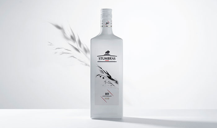 黑白系的Stumbras伏特加110年限量版包装设计