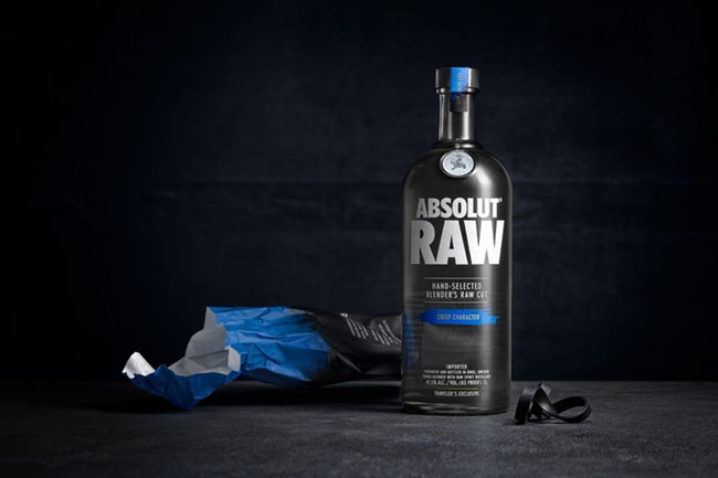 黑色系的Absolut RAW伏特加包装设计