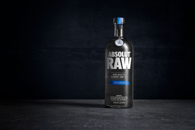 黑色系的Absolut RAW伏特加包装设计