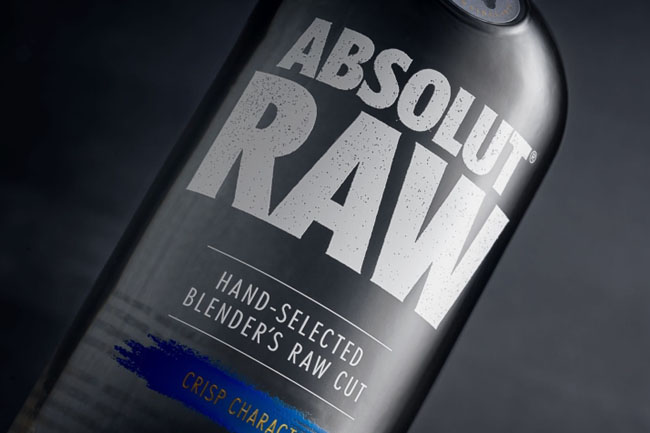 黑色系的Absolut RAW伏特加包装设计