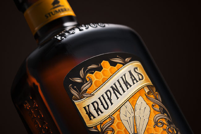国外精致的KRUPNIKAS利口酒瓶贴设计欣赏