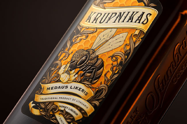 国外精致的KRUPNIKAS利口酒瓶贴设计欣赏