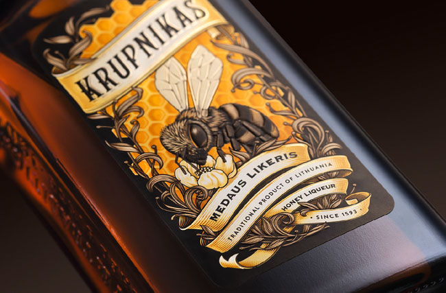 国外精致的KRUPNIKAS利口酒瓶贴设计欣赏