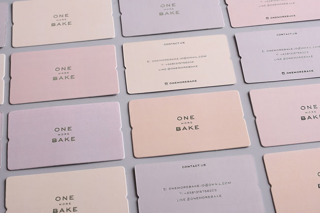 国外偏女性化的One More Bake蛋糕店名片设计