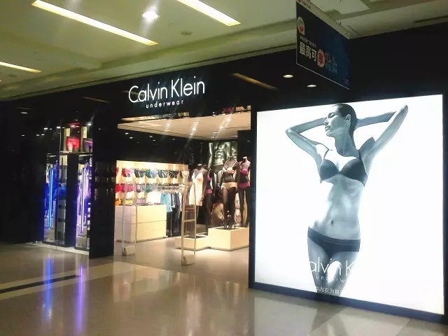 1.webp.jpg Calvin Klein换了新logo,你熟悉的CK品牌logo变样了。